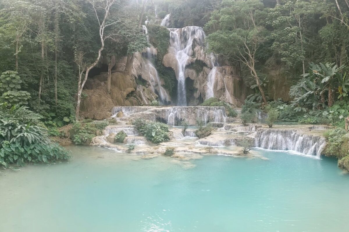 The main Kuang Si waterfall above its turquoise pool